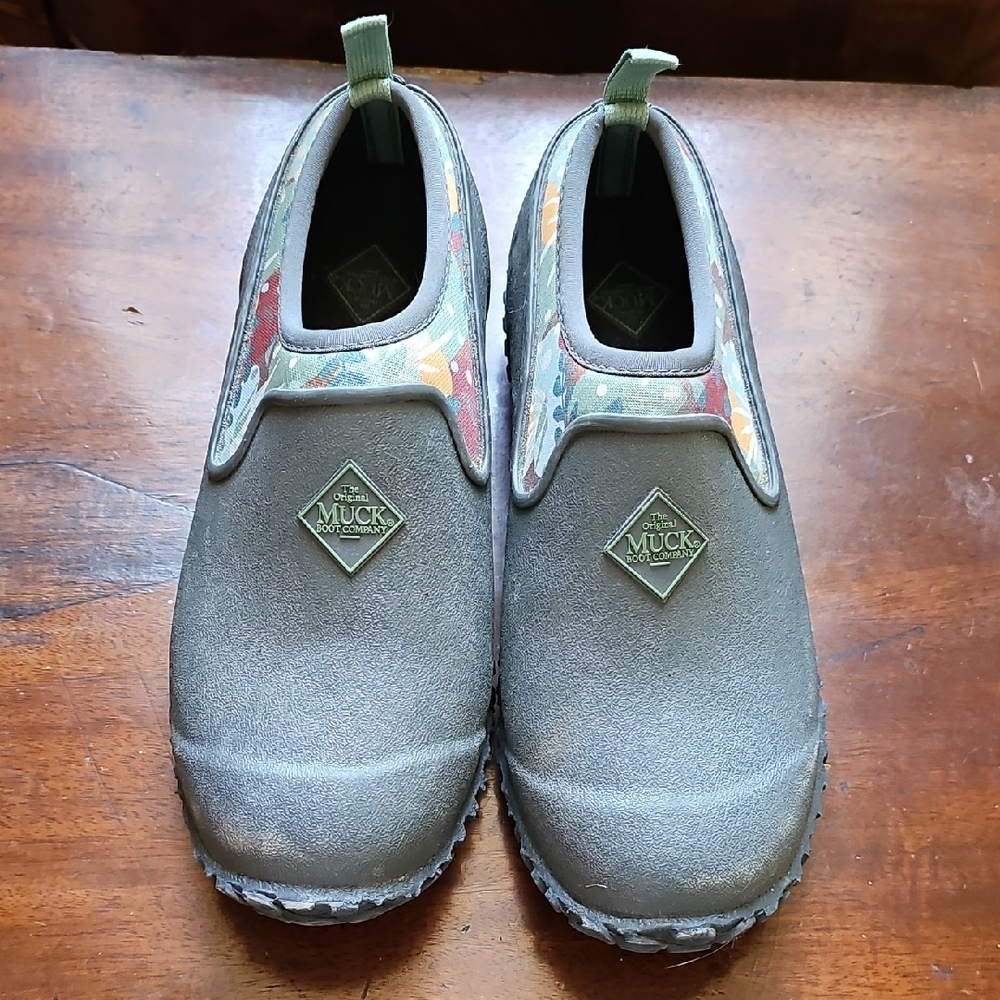 Woman's Size 5 Muck Boot Garden Shoes